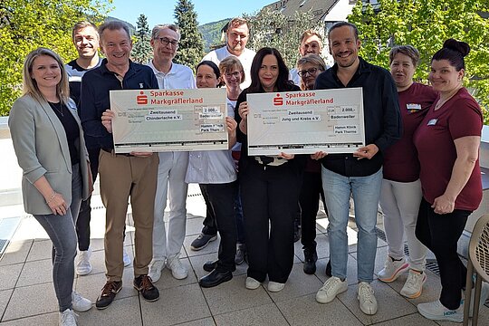 Gruppenzusammenkunft mit Schecks für Jung und Krebs e.V. und Chinderache e.V. in Badenweiler.